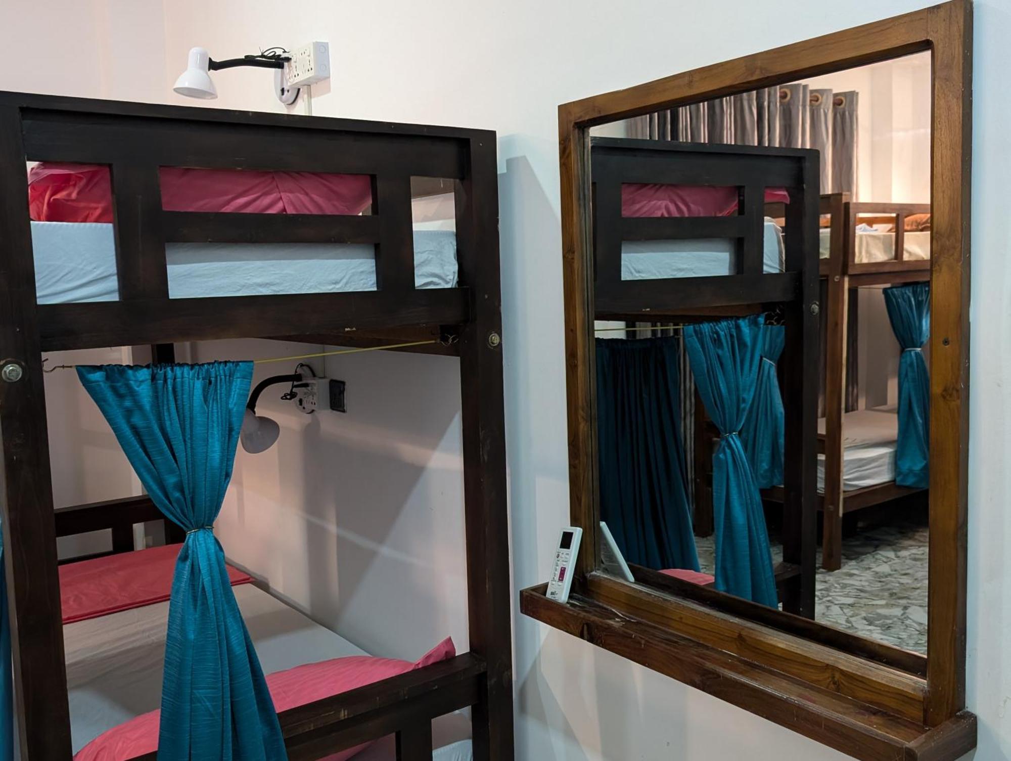 Albergue Costels Mirissa Habitación foto